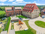 Drohnenbild Hof - Erstbezug – Modernes Wohnen im historischen Ambiente (P3)