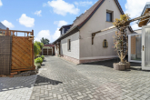 Hausansicht Hof - Auf der Suche nach den eigenen 4 Wänden? Saniertes Einfamilienhaus mit Nebengelass in Osendorf