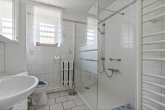 Badezimmer 2 - Auf der Suche nach den eigenen 4 Wänden? Saniertes Einfamilienhaus mit Nebengelass in Osendorf