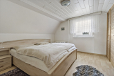 Schlafzimmer - Auf der Suche nach den eigenen 4 Wänden? Saniertes Einfamilienhaus mit Nebengelass in Osendorf