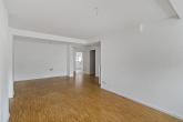 Wohnbereich mit Küche - Modern saniert und Altbaucharme- Tolle 3 Zimmerwohnung mitten in der Stadt!