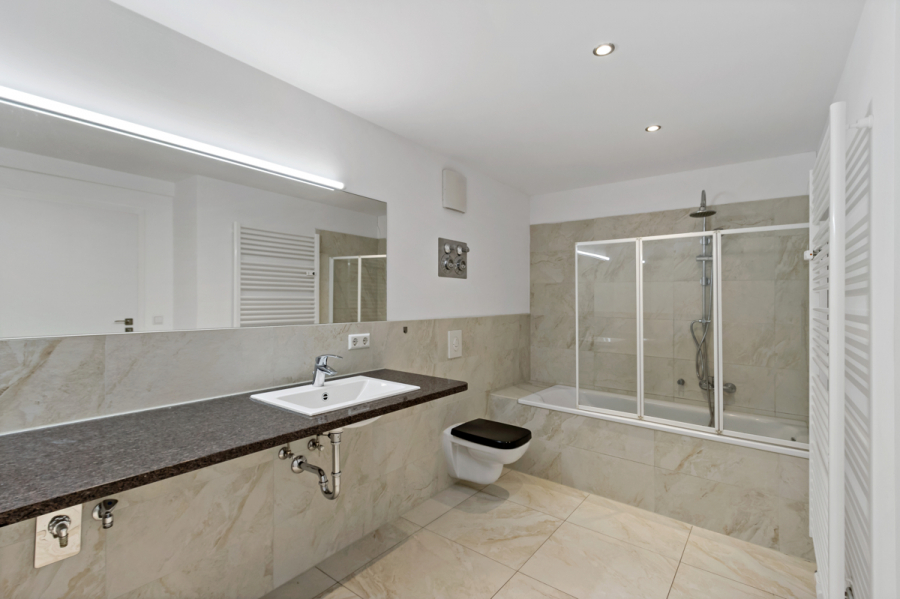 Modern saniert und Altbaucharme- Tolle 3 Zimmerwohnung mitten in der Stadt! - Photo 2