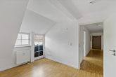 Schlafzimmer 1 - Modern saniert und Altbaucharme- Tolle 3 Zimmerwohnung mitten in der Stadt!
