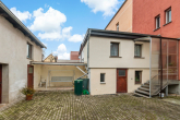 Hofansicht Bild 2 - Modernisierungsbedürftiges Mehrfamilienreiheneckhaus mit Hoffläche und Nebengelass in Nietleben zu verkaufen!!!