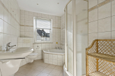 Badezimmer - Top gepflegte Doppelhaushälfte mit Pool und Garage in Reideburg