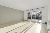 Wohnzimmer - Top gepflegte Doppelhaushälfte mit Pool und Garage in Reideburg
