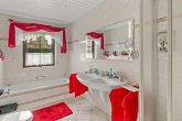 Badezimmer EG - Großzügigkeit neu definiert: EFH, Pool & 2.790 m² Grundstück in Dölau