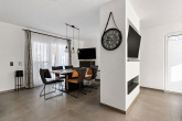 Wohnzimmer und Esszimmer - Modernes Familienglück in ruhiger Lage – energieeffizientes Einfamilienhaus mit Garten, Smart Home und Doppelgarage