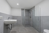 Badezimmer - Kernsanierte 2-Raumwohnung direkt am Rosarium! Fahrstuhl, Balkon und Fußbodenheizung!!!!