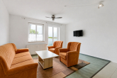 Wohnzimmer - Ruhige 2-Zimmer-Wohnung mit Einbauküche – attraktive Kapitalanlage in Halle-Ammendorf!