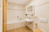 Badezimmer OG - Wohnen auf Hausniveau – außergewöhnliche Eigentumswohnung in Bestlage von Halle-Kröllwitz
