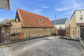 Blick zum Tor Straße - Handwerker aufgepasst! Einfamilienhaus mit Pool und Garage in Delitz am Berge