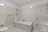 Badezimmer - Gut geschnittene 2,5-Raumwohnung mit Einbauküche in der Torstraße!