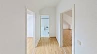 Flur - Dachgeschosswohnung mit Einbauküche – Zeitz