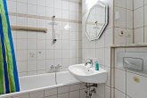 Badezimmer - Dachgeschoss Wohnung mit Fahrstuhl und freiem Blick auf die Rennbahn in Ha-Neu!
