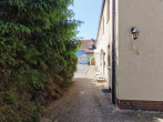 Aussenbereich - Charmantes Reihenendhaus mit Entwicklungspotenzial in Seenähe – Wohnen am Geiseltalsee