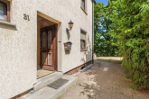Hauseingang - Charmantes Reihenendhaus mit Entwicklungspotenzial in Seenähe – Wohnen am Geiseltalsee