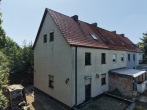 Rückansicht - Charmantes Reihenendhaus mit Entwicklungspotenzial in Seenähe – Wohnen am Geiseltalsee