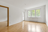 Wohnzimmer - Gepflegte 2-Raumwohnung mit Balkon in der Merseburger Straße!