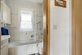Badezimmer - Platz für Lebensträume – Haus mit großem Garten & Ausbaupotenzial!