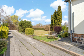Einfahrt und Vorgarten - Platz für Lebensträume – Haus mit großem Garten & Ausbaupotenzial!