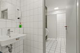 WC Herren EG - Großzügige Büro- und Gewerbefläche in Merseburg – ca. 834 m² teilbar anmietbar!