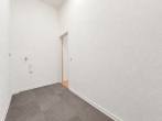 Minimalistischer Hauswirtschaftsflur mit Türöffnung - Moderne 3-Raum-Maisonettewohnung in gepflegtem Mehrfamilienhaus