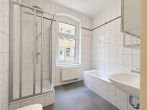 Helles modernes Badezimmer mit Marmorfliesen - Moderne 3-Raum-Maisonettewohnung in gepflegtem Mehrfamilienhaus