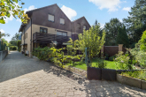 Hausansicht - Hier wird selten verkauft!!! 3-Raum-Maisionette ETW mit Terrasse, Grünfläche und Garage