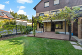 Hinteransicht - Hier wird selten verkauft!!! 3-Raum-Maisionette ETW mit Terrasse, Grünfläche und Garage