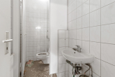 WC - Ladenfläche in der Merseburger Straße mit Schaufensterfront!