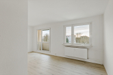 Wohnzimmer - Frisch sanierte 3-Raumwohnung mit Balkon und Aufzug