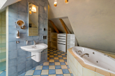 Badezimmer Dachspitze - Hochwertige Maisonettewohnung mit Stil in Lieskau