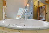 Badezimmer Dachspitze - Hochwertige Maisonettewohnung mit Stil in Lieskau