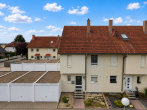 Straßenansicht - Familienfreundliches Reihenendhaus in Queis….inklusive Garage, Stellplatz und kleinem Garten mit überdachter Terrasse!!!