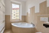 Badezimmer - Viel Platz für Ihr Zuhause: Helle 2-Zimmer-Wohnung mit Balkon und Tageslichtbad