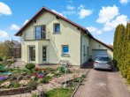 Hausansicht - Familienhaus mit Kamin, Fußbodenheizung und traumhaftem Grundstück in Gimritz