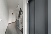 Treppenhaus & Aufzug - Moderne Eigentumswohnung mit großem Balkon, Aufzug und Tiefgarage – neuwertig & energieeffizient