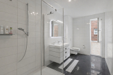Badezimmer - Moderne Eigentumswohnung mit großem Balkon, Aufzug und Tiefgarage – neuwertig & energieeffizient