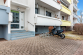Hauseingang - Solide Kapitalanlage oder Eigentumswohnung: 3-Raumwohnung mit Balkon und Stellplatz in Teutschenthal