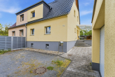 Hausansicht 2 - Sanierte Doppelhaushälfte mit Garage im Süden von Halle