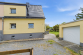 Hausansicht 4 - Sanierte Doppelhaushälfte mit Garage im Süden von Halle