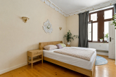 Schlafzimmer - Traumhafte 2-Raumwohnung mit Einbauküche und Stuck im Mühlwegviertel!