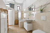 Badezimmer - Traumhafte 2-Raumwohnung mit Einbauküche und Stuck im Mühlwegviertel!