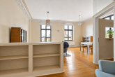 Wohnzimmer - Traumhafte 2-Raumwohnung mit Einbauküche und Stuck im Mühlwegviertel!