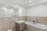 Bad mit Wanne - Erstbezug – Modernes Wohnen im historischen Ambiente (K10)