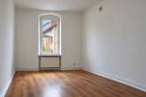 Heller leerer Raum mit Fenster und Heizkörper - Wohnen in begehrter Lage! Charmante 3-Raumwohnung in der Eichendorffstraße