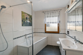 Badezimmer EG - Ein Haus, viele Möglichkeiten – Familienidyll mit Einliegerwohnung in Lieskau