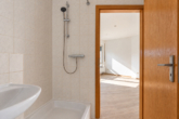 Badezimmer - Attraktive 1-Zimmer-Wohnung in Zwintschöna – renoviert mit Tiefgarage