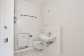 Badezimmer - Attraktive 1-Zimmer-Wohnung in Zwintschöna – renoviert mit Tiefgarage